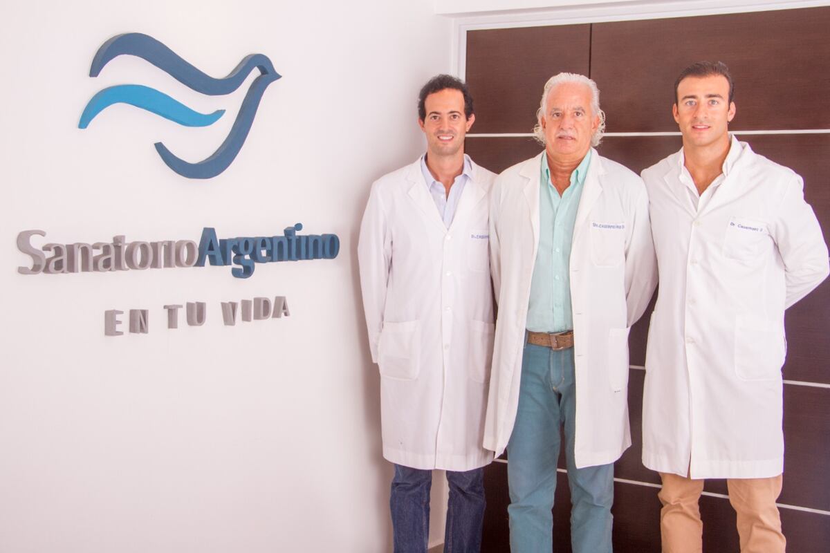 El presidente actual de la institución, doctor Federico Casermeiro junto su padre, el ex presidente de Sanatorio Argentino, doctor Daniel Antonio Casermeiro, y a su hermano, auditor de la institución.