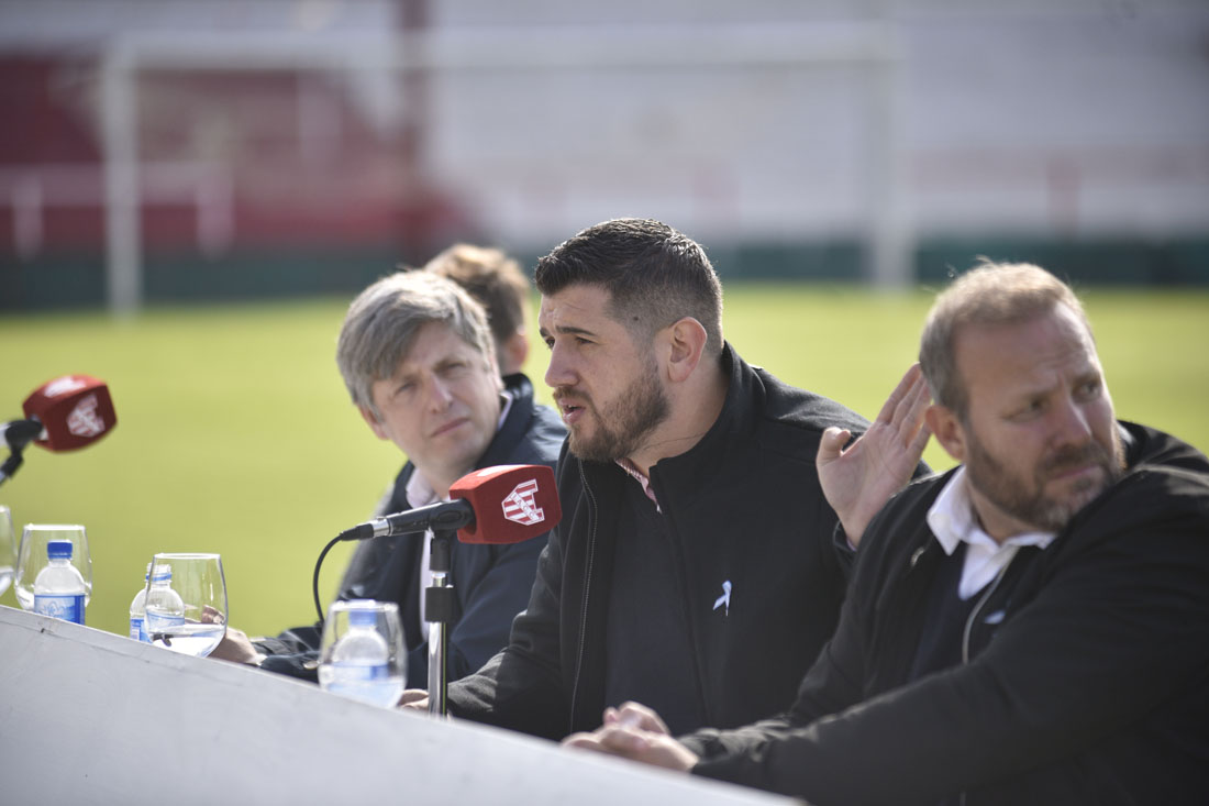 Cavagliato en la conferencia de prensa en la que anunció la obra para la nueva iluminación en la cancha de Instituto ( Ramiro Pereyra/ La Voz)