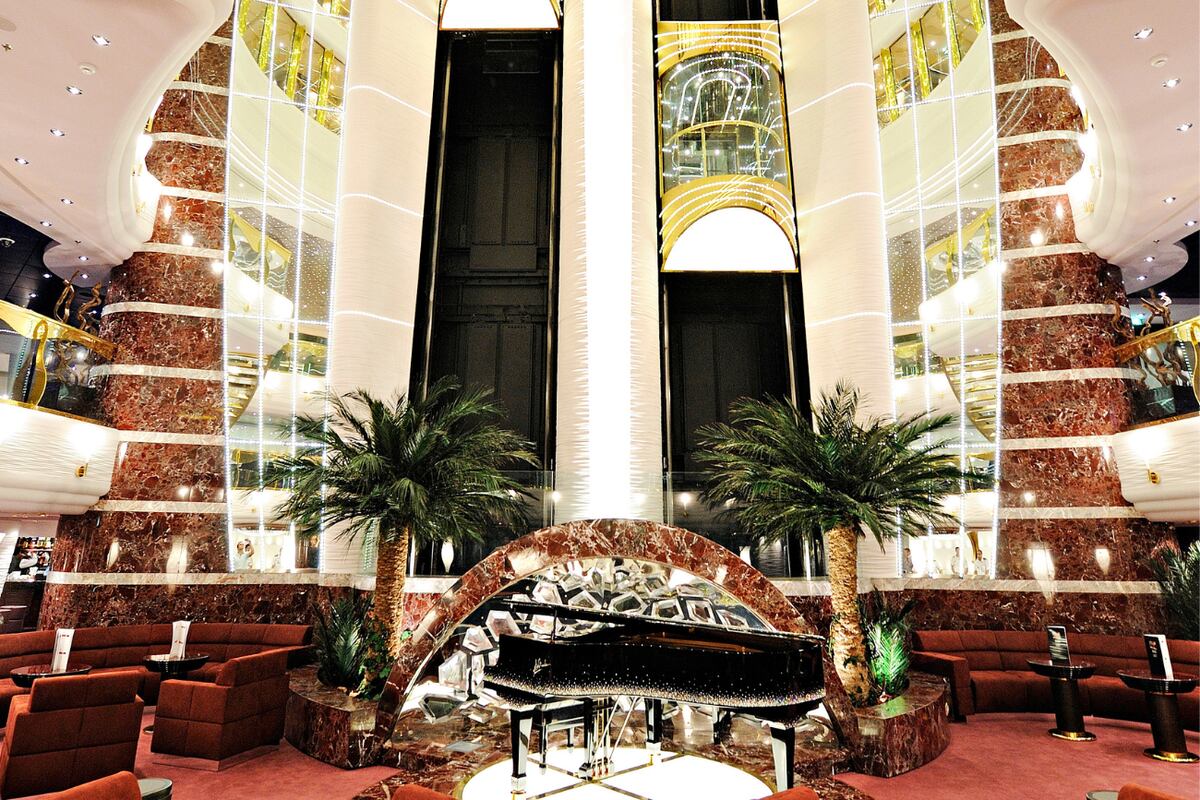 Interior del MSC Fantasia.