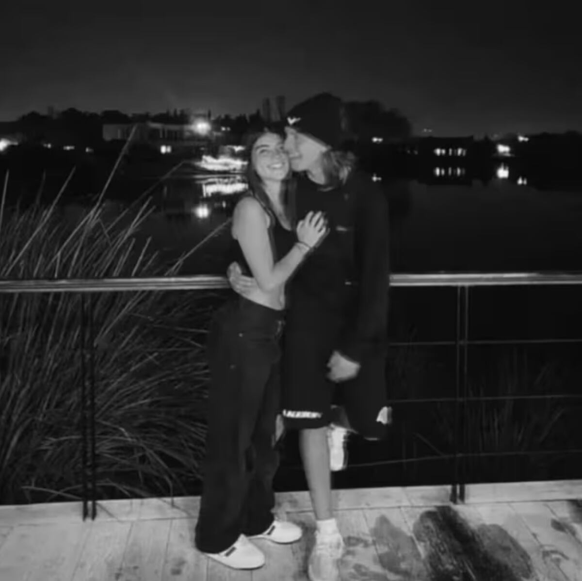 La foto que Valentino compartió junto a Carola al celebrar su primer mes juntos. (Foto: captura de pantalla)