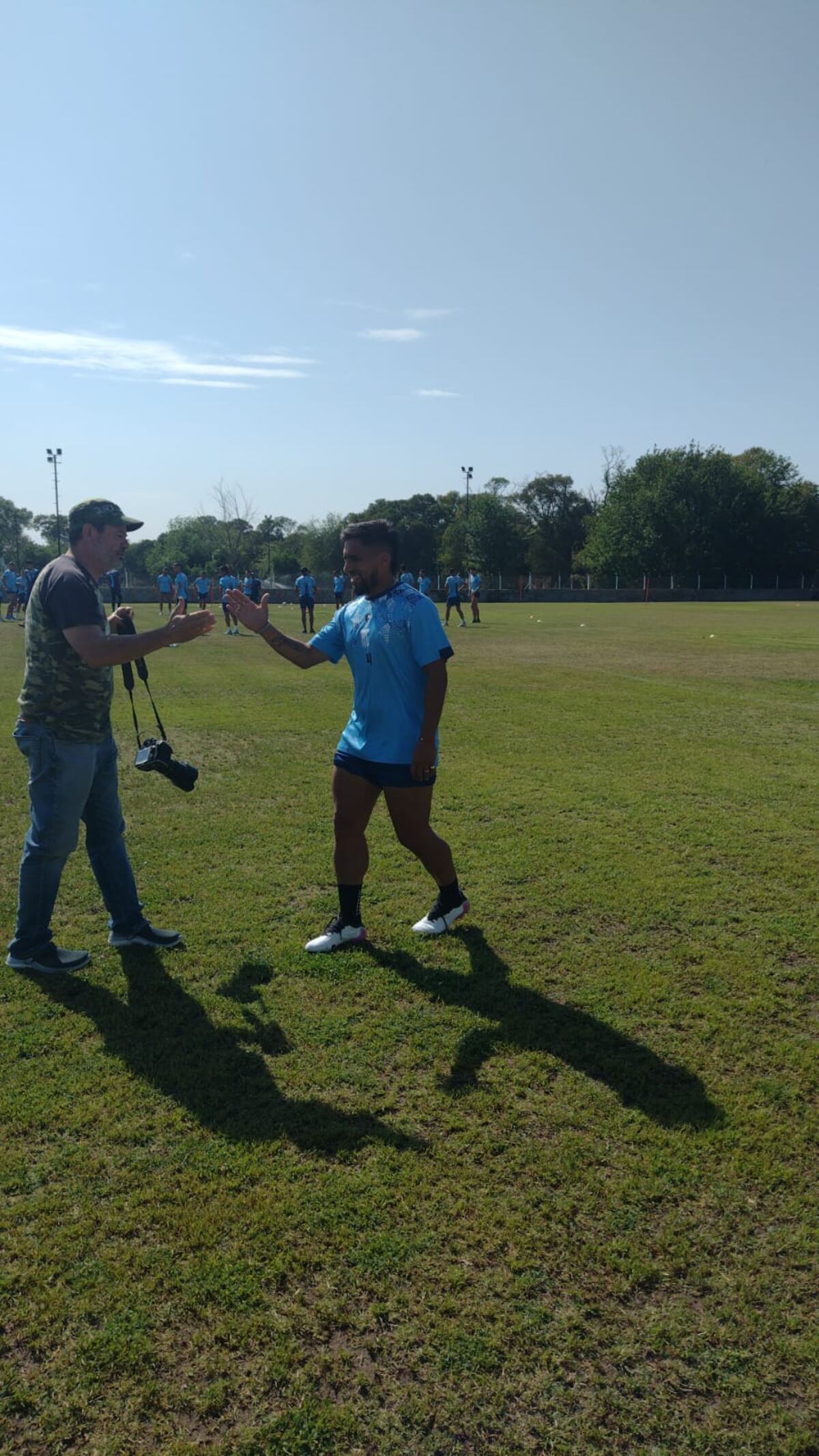 Emmanuel Giménez jugara la final con Racing ante Villa Mitre. Sigue siendo determinante a los 38 años e igual de respetuoso. Acá saluda a Ramiro Pereyra, el fotógrafo de Mundo D y La Voz.