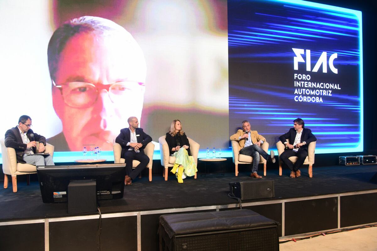 El panel de Adaptabilidad de la cadena autopartista, con Isabel Martínez (Fumiscor-Adimra); José del Boca (Ternium Argentina); Roberto Fieg (Latam F2J); Dan Iochpe (Iochpe-Maxion) y Paolo Negro (Latam Proma).  (Ramiro Pereyra)