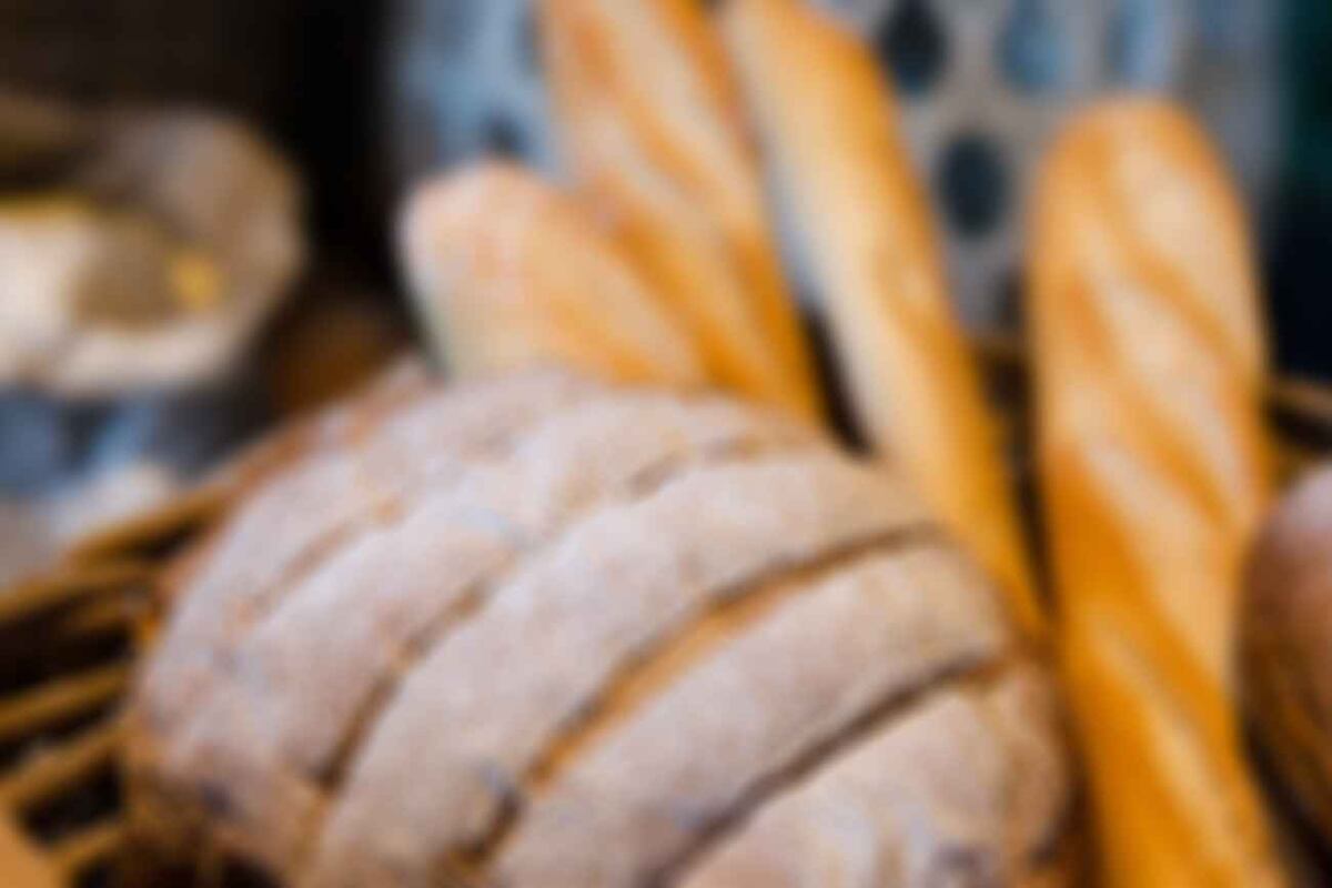 Hay pistas claras que permiten distinguir un pan de calidad de otro puramente industrial, incluso sin ser panadero. (Freepik)