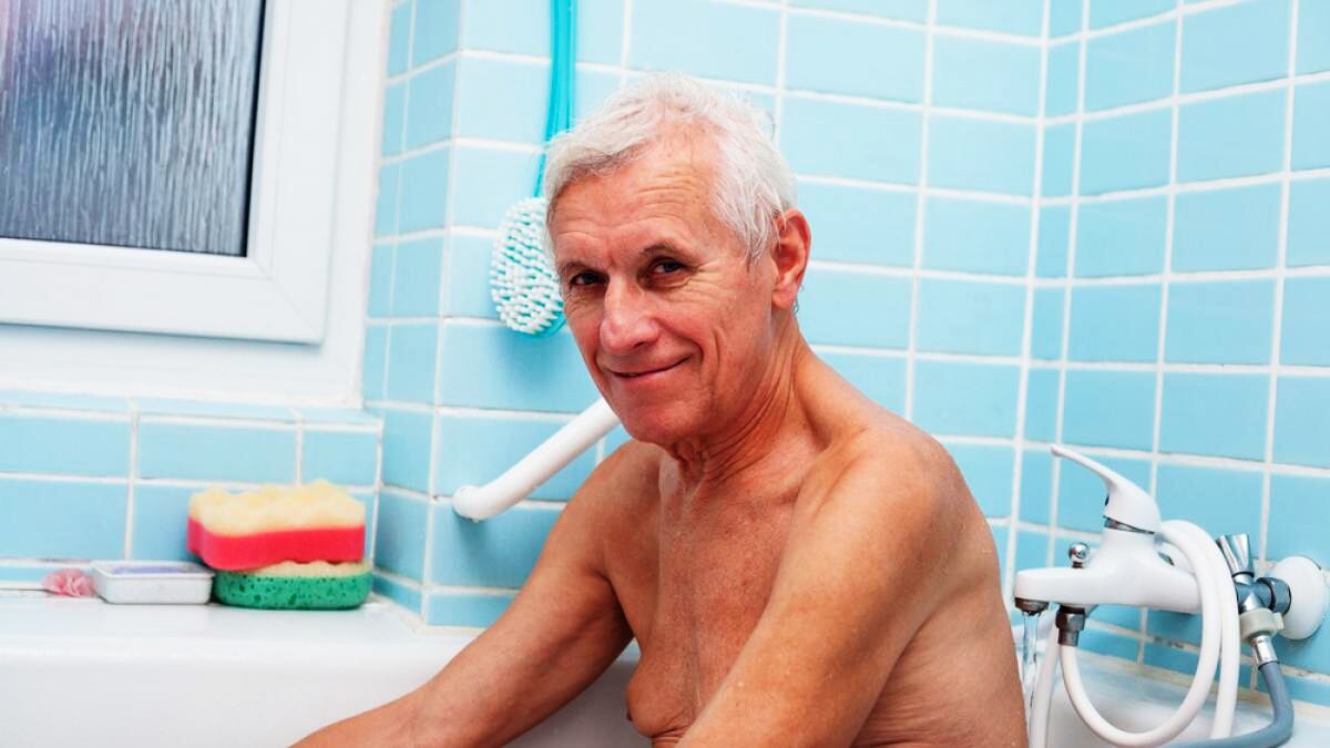 Cada cuánto debe bañarse un adulto mayor.
