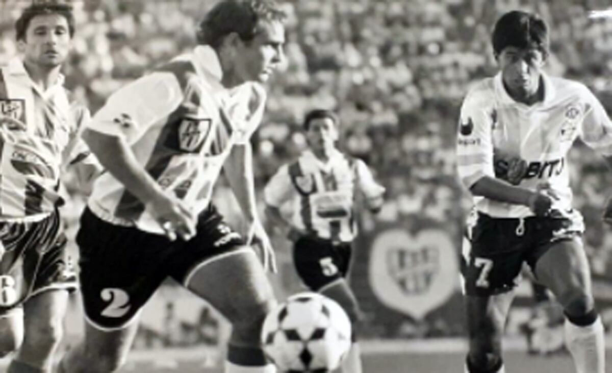 Becacecci defendiendo los colores de Instituto en 1994 (Foto: Archivo / La Voz).