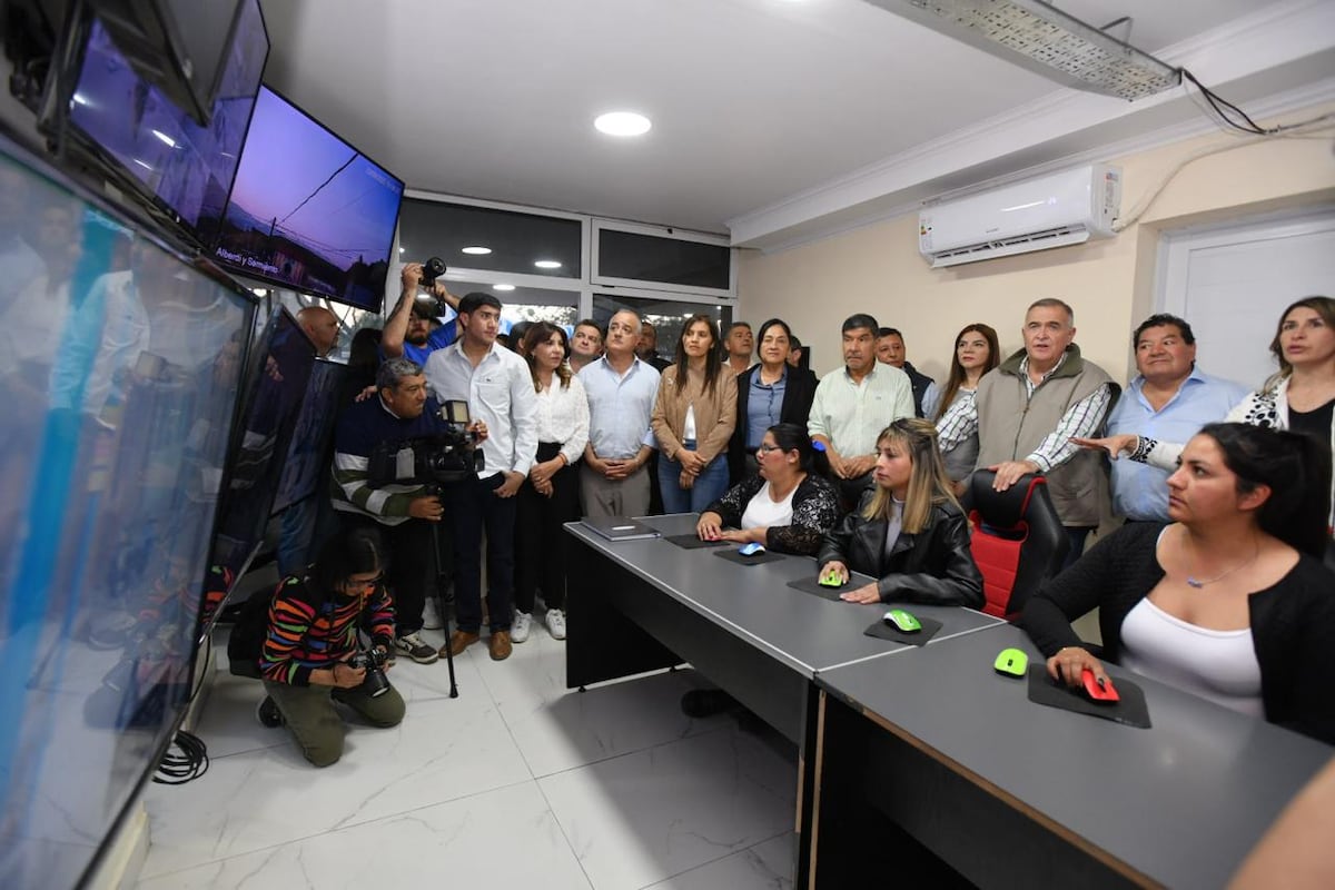 El mandatario inauguró una rotonda, alumbrado LED y un centro de monitoreo, acompañado por autoridades provinciales y locales.