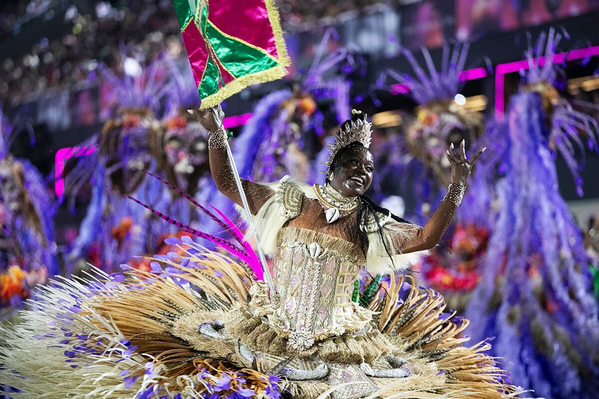 Escuela de samba Mangueira baila durante las celebraciones del Carnaval en el Sambódromo de Río de Janeiro. (AP)