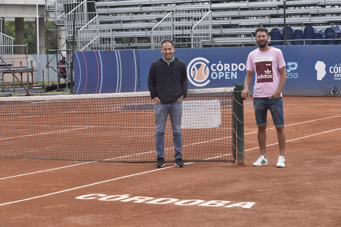 Mariano Ink, director del torneo, y Martín Oliva, encargado de las canchas del Córdoba Open, viven días intensos de trabajo. (Ramiro Pereyra / La Voz)