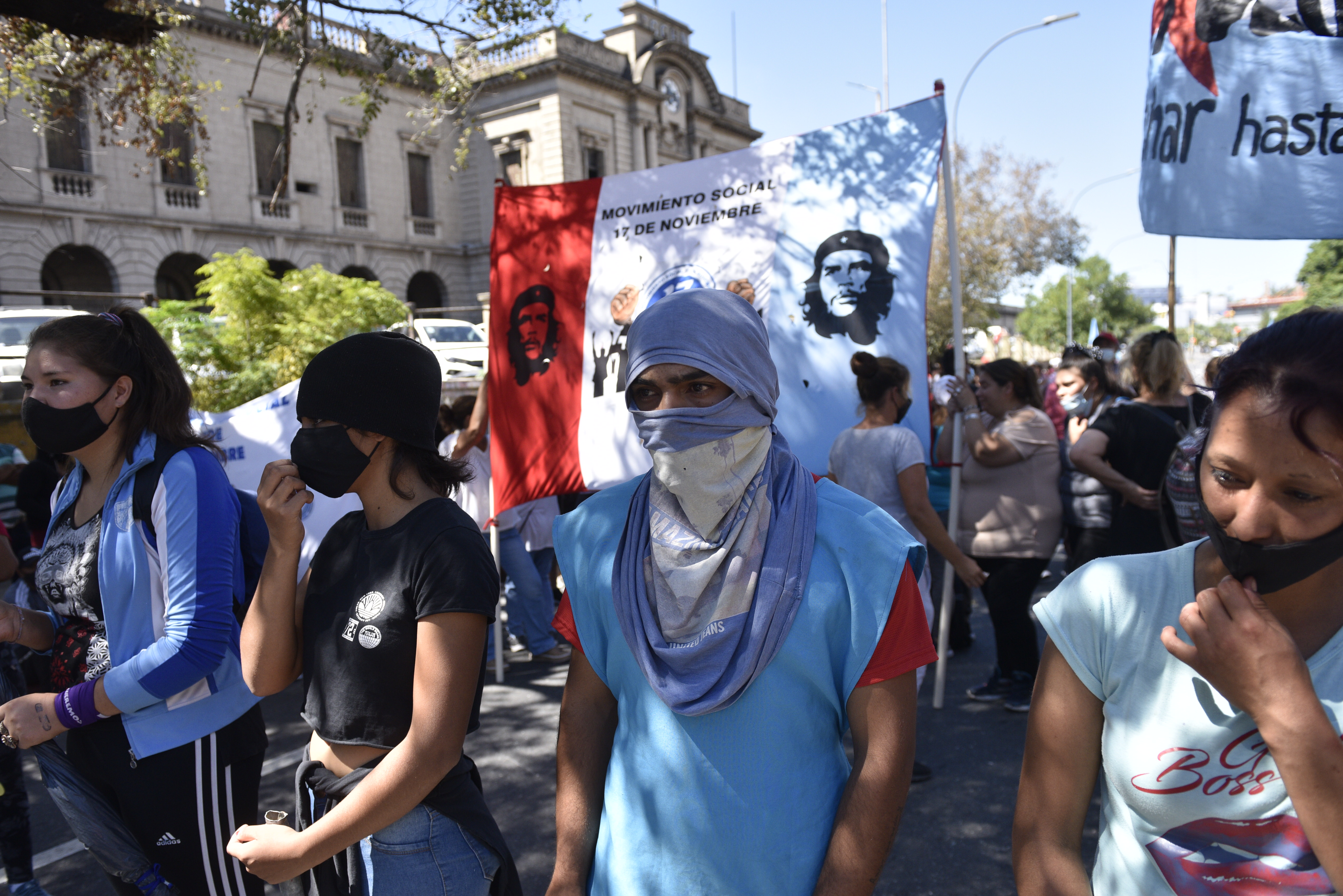 Organizaciones piqueteras protestaron frente a la Casa de Gobierno en Córdoba y hubo incidentes con la Policía. (Ramiro Pereyra/La Voz)