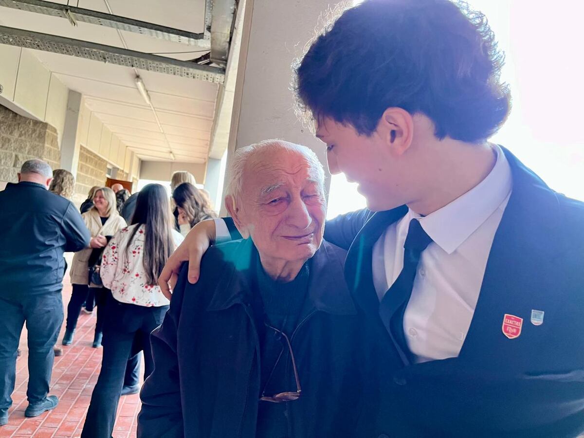 UNRC. La emoción del abuelo de Pablo, tras ser destacado como abanderado mayor por el ciclo 2024-2025 (Tomy Fragueiro/La Voz).