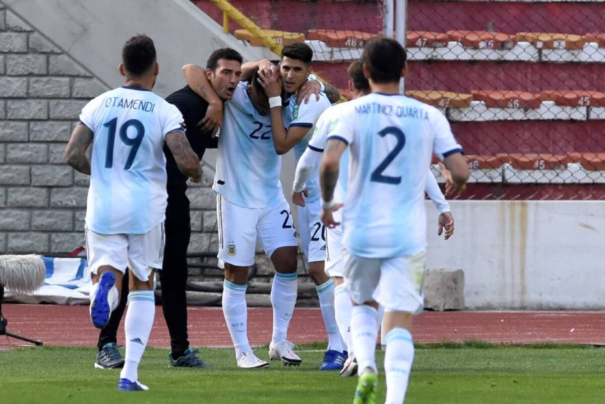 Scaloni forjó una buena relación con el plantel, como este abrazo en Bolivia (AP)