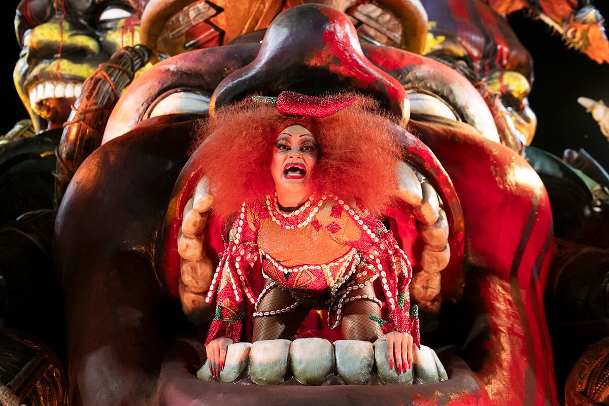 Artista de la escuela de samba Imperatriz Leopoldinense desfila en una carroza. (AP)