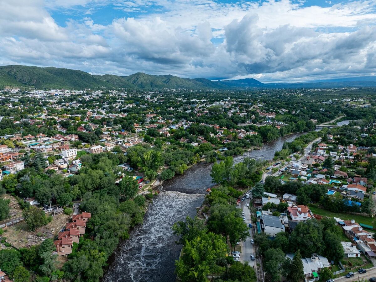 La imponente crecida del río San Antonio desde el aire. (Diario de Carlos Paz)