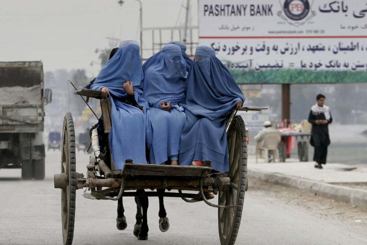 El burka o burqa usadas por mujeres en algunos países de religión islámica, principalmente Afganistán, donde es la vestimenta impuesta a las mujeres afganas fuera de casa. (AP)
