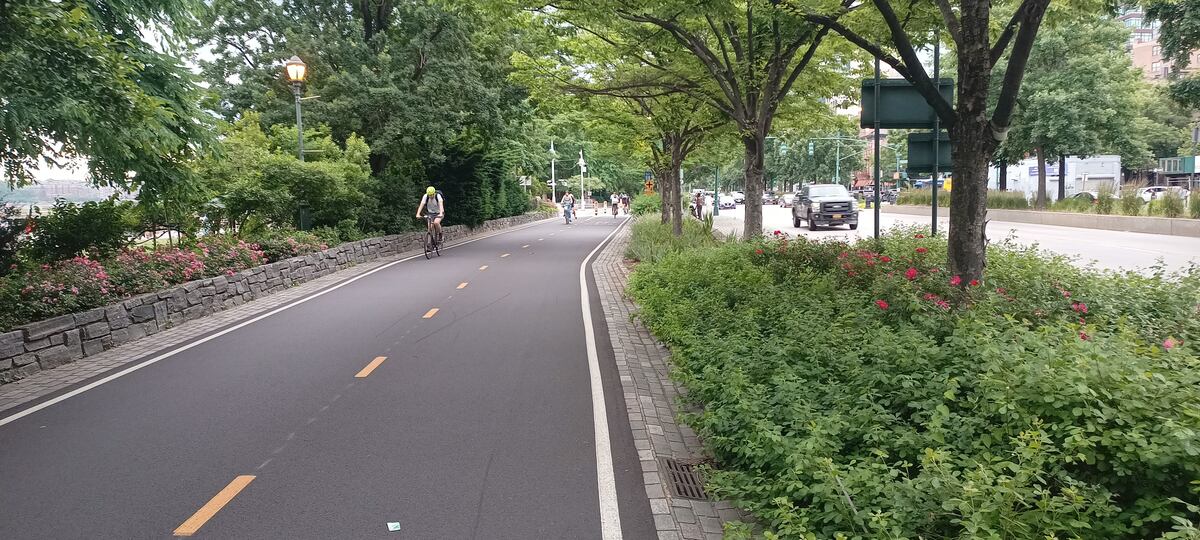 La ciclovía que se extiende por la costanera del río Hudson es lo suficientemente ancha para el tránsito de los ciclistas (Diego Marconetti / La Voz).