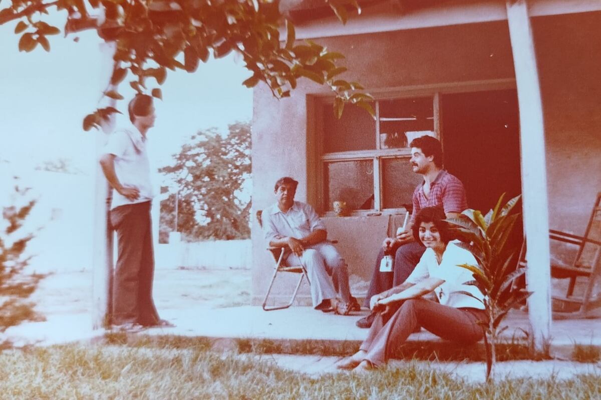 Luis Ulla, visitando comunidades aborígenes del norte de Formosa, en 1978.
