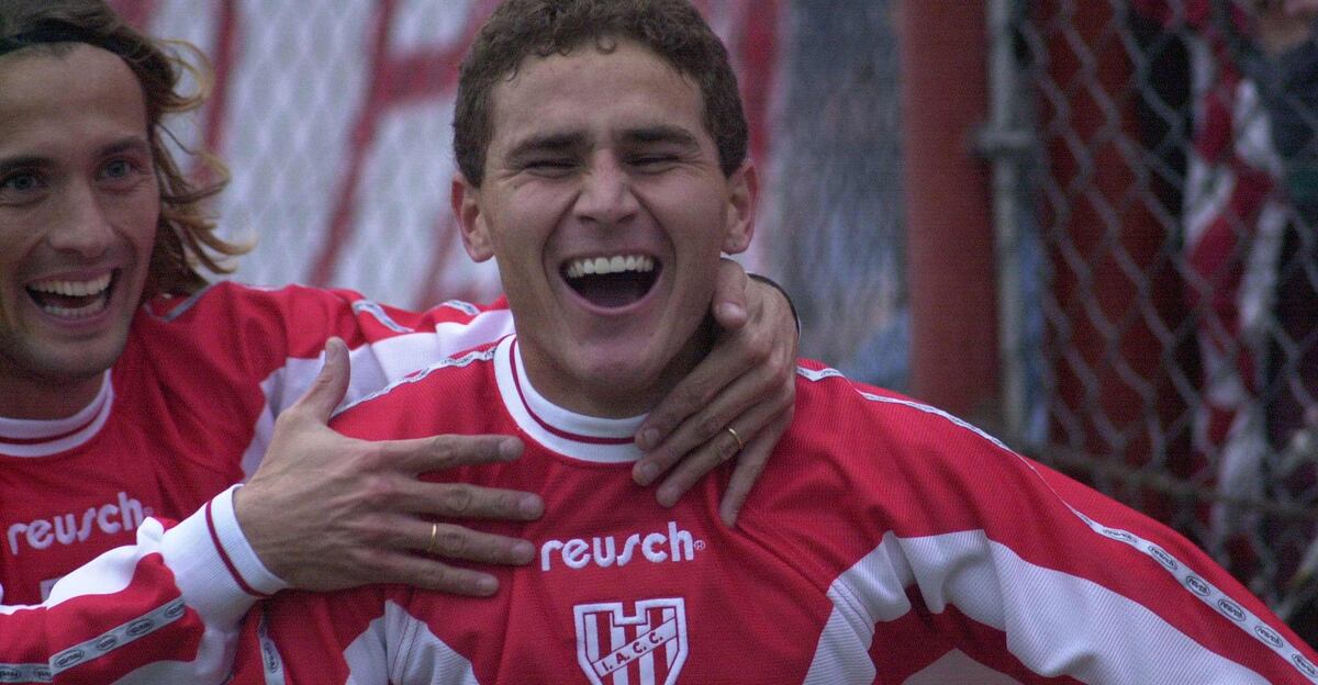Felicia gritando junto a Jeandet su gol ante Racing (Foto: Archivo / La Voz).