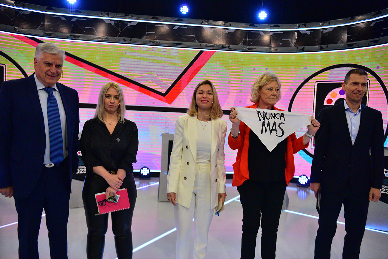 Cuestionamiento. Liliana Olivero marcó diferencia, a la hora de la foto al final del debate. Mostró un pañuelo blanco con la consigna: "Nunca Más". (José Gabriel Hernández)