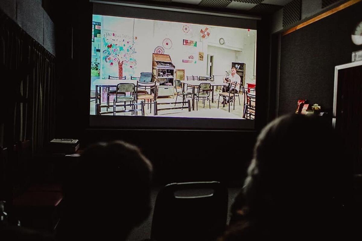 En Cine Club Casero, todos los domingos se proyectan buenas películas en una pequeña sala con 27 asientos de colectivo reciclados. (Gentileza: Pili Lascano Cowan)