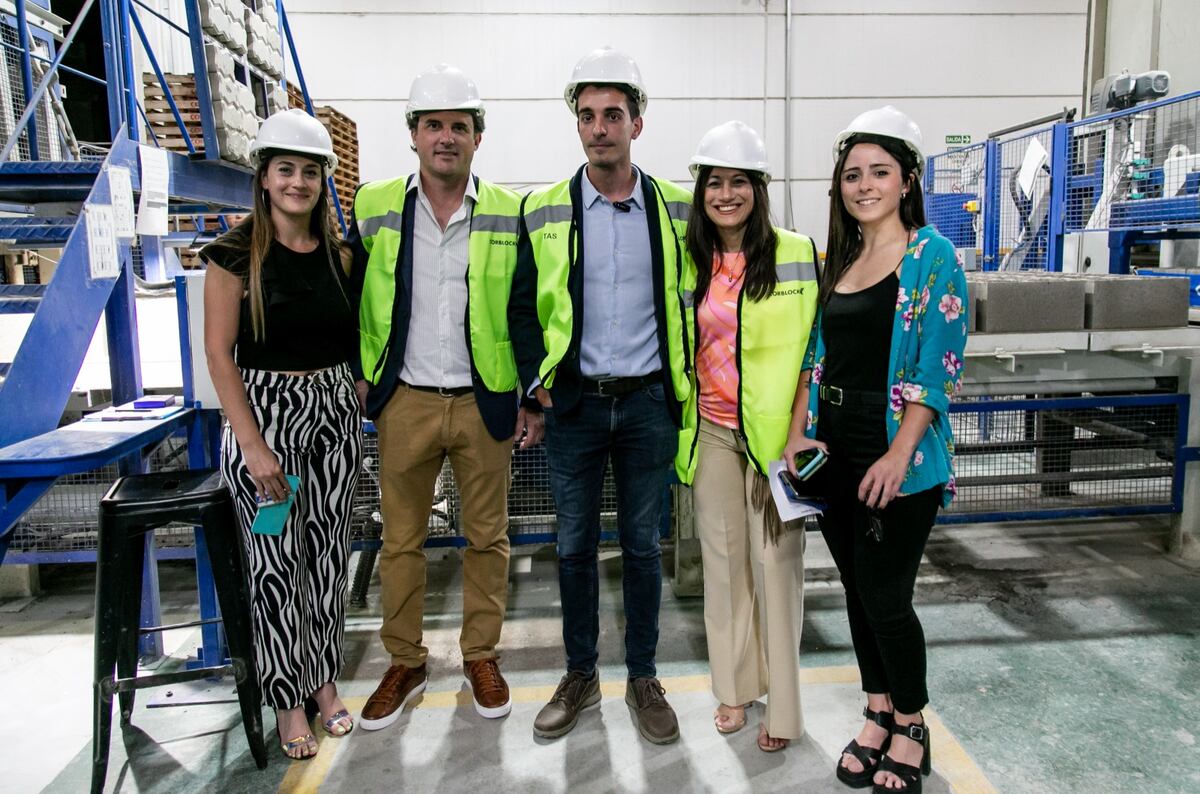 EQUIPO.. Parte de los integrantes que componen Corblock, durante la recorrida a la planta. (Gentileza Corblock)