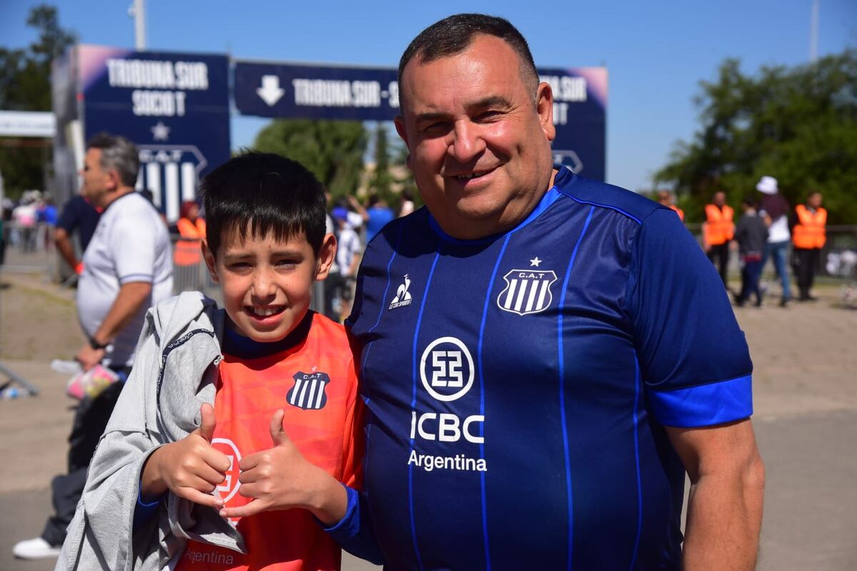 La previa de los hinchas de Talleres en el clásico ante Belgrano. (Ramiro Pereyra / La Voz).