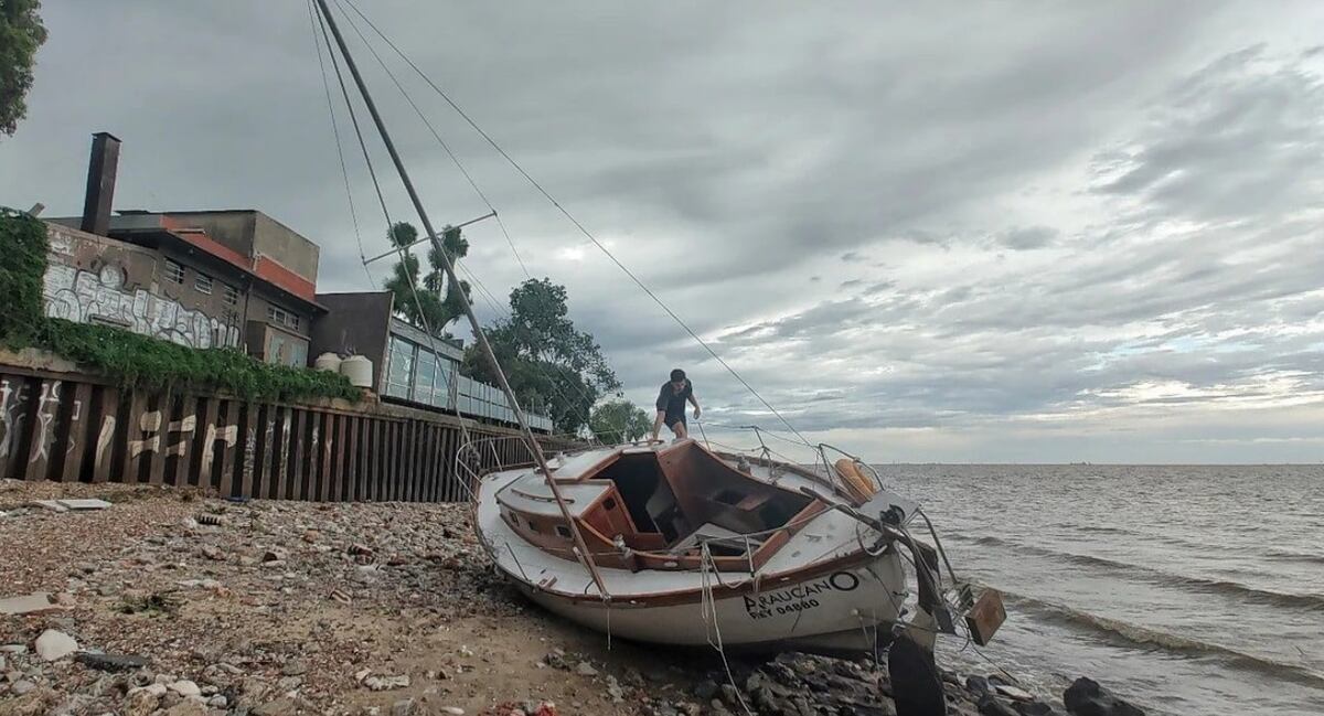 El Araucano, el velero que se usó en El Eternauta, quedó destruído en la costa (El Litoral / Gentileza Gente de Río)