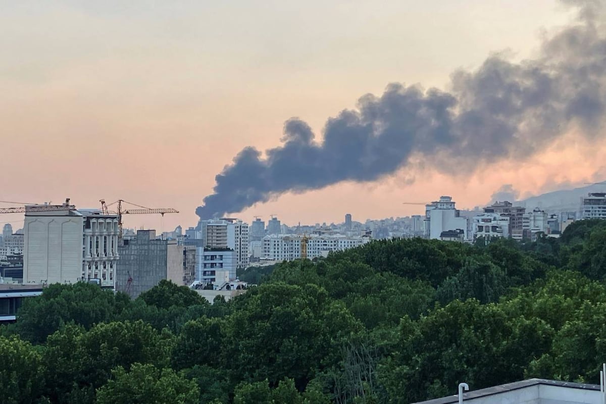 Imágenes del edificio de la televisión estatal iraní tras el ataque israelí en Teherán, Irán, el lunes 16 de junio de 2025. (AP)