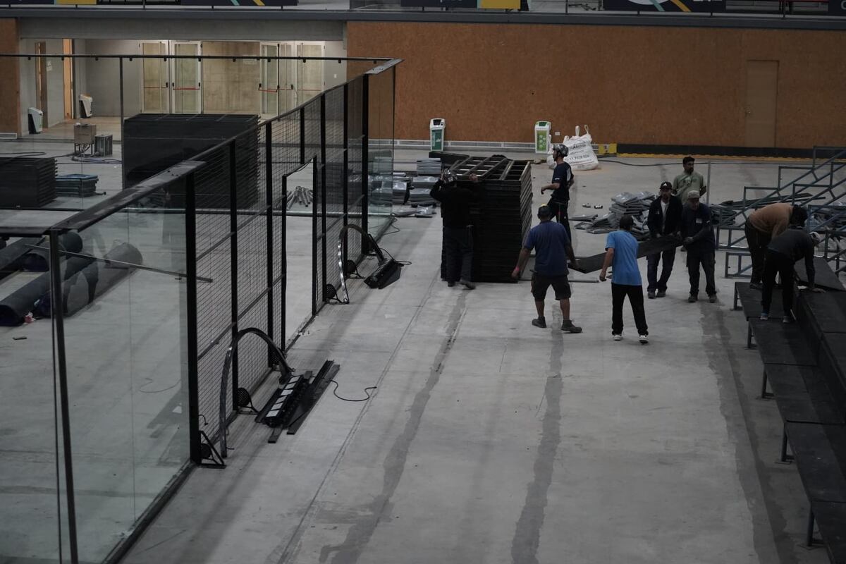 Cómo se monta (y desarma) una cancha profesional y el día en que un detalle en una pista frenó el pádel mundial en Buenos Aires. (Sofía Bertazzo