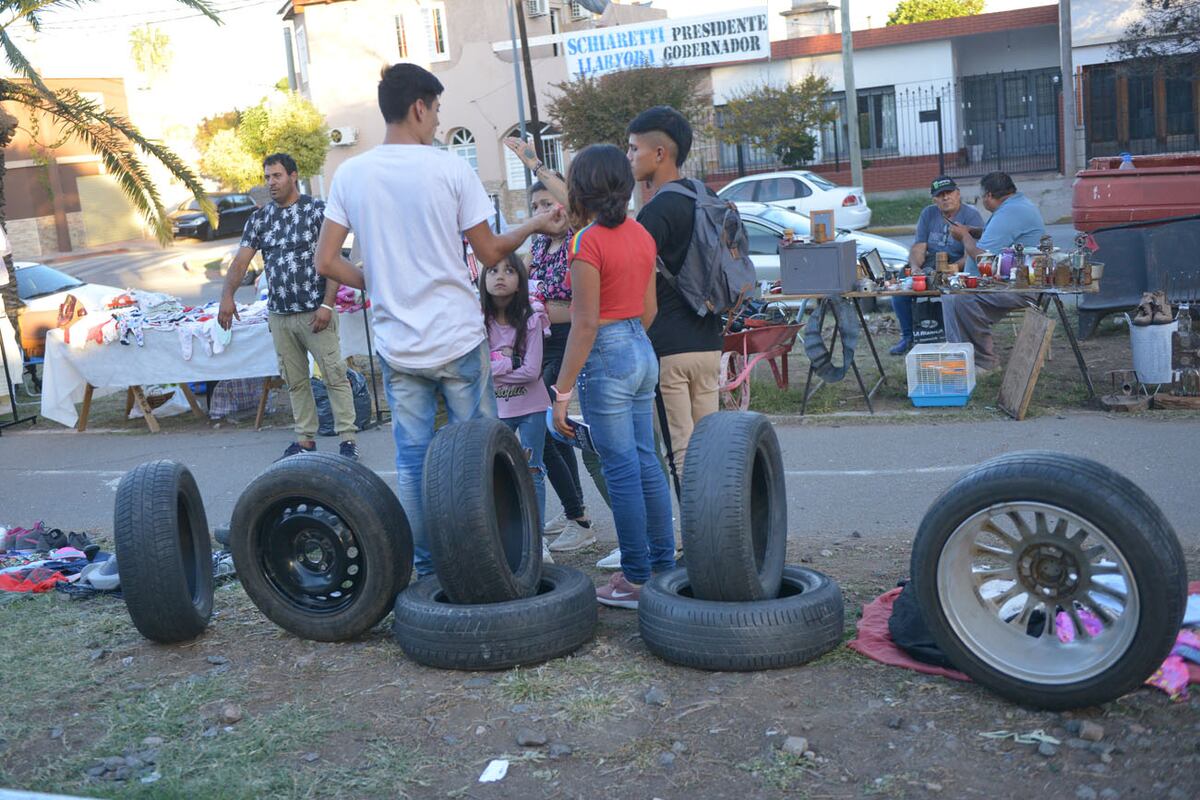 En la feria de la Bulnes se reúnen vecinos de los barrios colindantes para ofrecer todo tipo de productos, objetos y comidas. Foto Javier Ferreyra