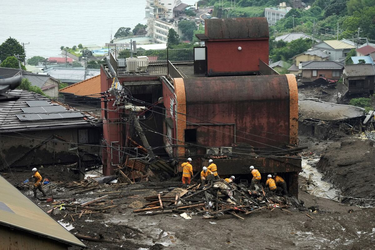 Rescatistas en Japón escarban entre el barro y escombros en busca de decenas de personas que podrían estar atrapadas luego de que un torrente de barro, árboles y rocas arrasó con un pueblo turístico a la orilla del mar. (AP)