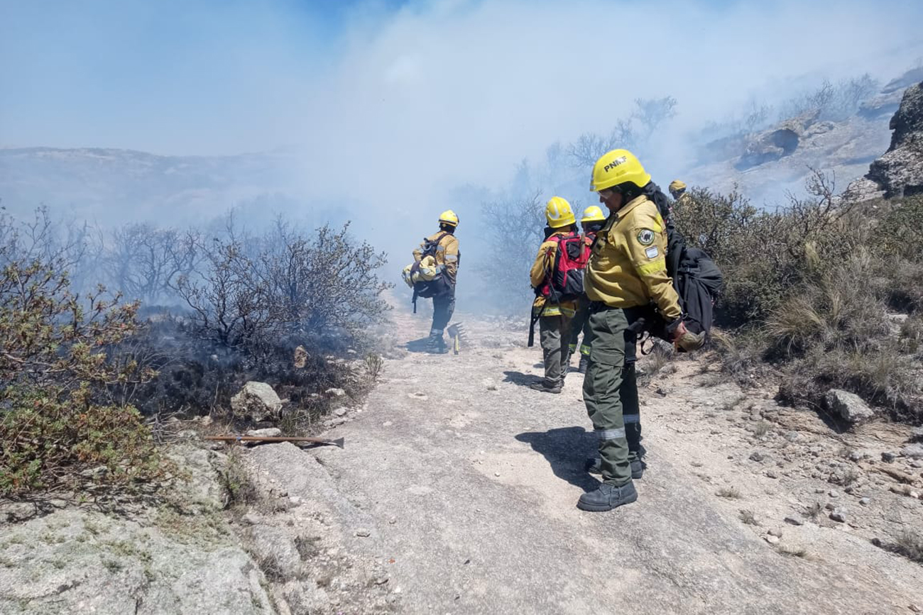 Bomberos de Mina Clavero en la zona de Condorito. (Gentileza)