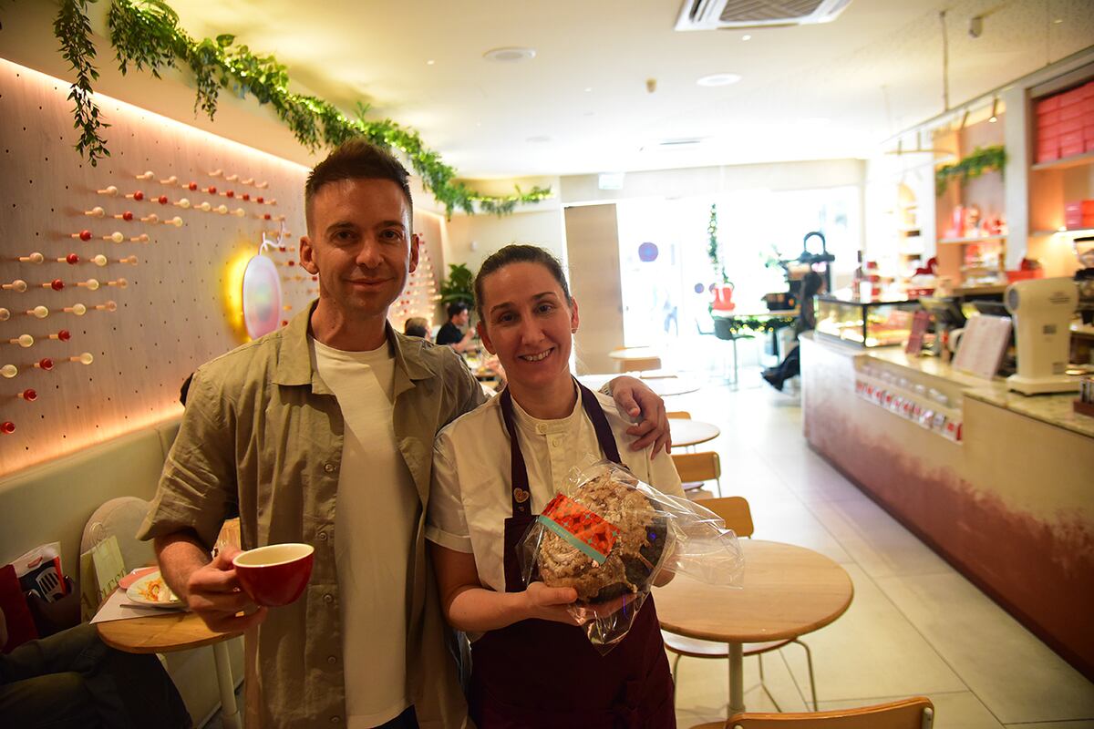MÁS QUE CAFÉ. La pastelería de alta calidad es parte central en el modelo de negocio de Cherry Season. "Enriquece la experiencia del cliente e incrementa la facturación", explica Leandro Alberione. En la foto, junto a su as en la manga: Adriana García, pastelera con experiencia en el hotel Alvear y en el Llao Llao, de Bariloche. (Pedro Castillo / La Voz)