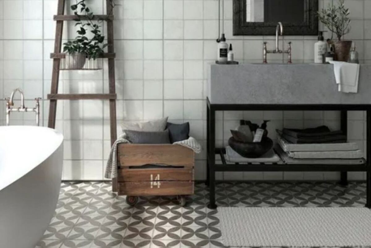 Los patrones de los cerámicos vintage en el suelo le dan el marco ideal a este baño que combina elementos antiguos y modernos. /Pinterest