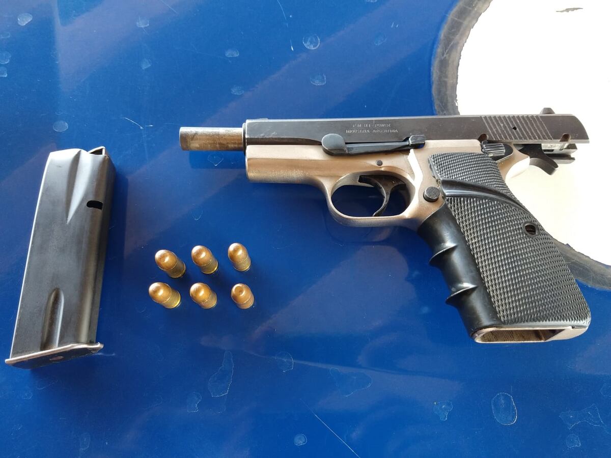La pistola secuestrada al automovilista. (Policía)