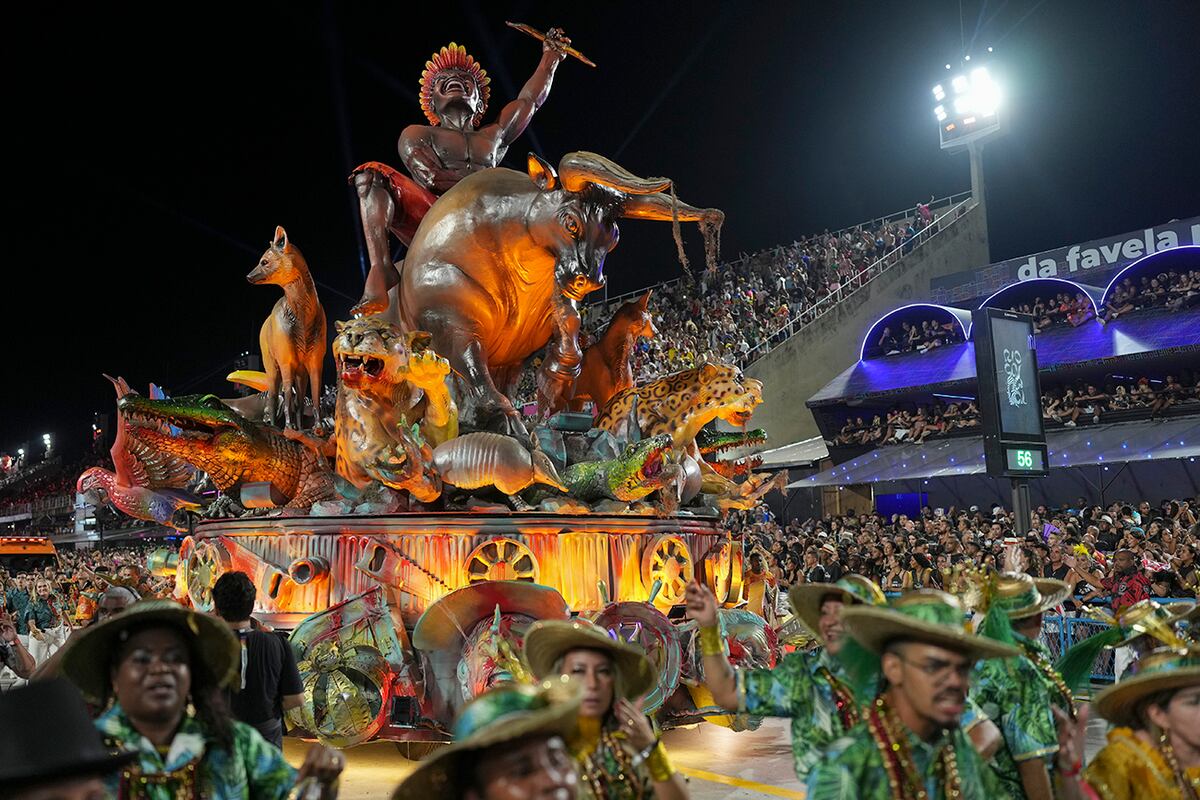 Escuela de samba Viradouro desfilan en una carroza durante las celebraciones del Carnaval en el Sambódromo de Río de Janeiro. (AP)
