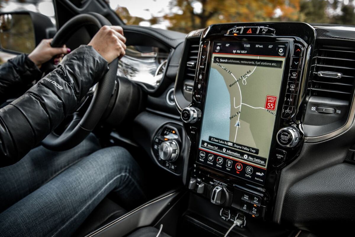 La RAM 1500 Rebel viene con un HEMI V8 de 5,7 litros, que agrega tecnología de desconexión parcial de cilindros.