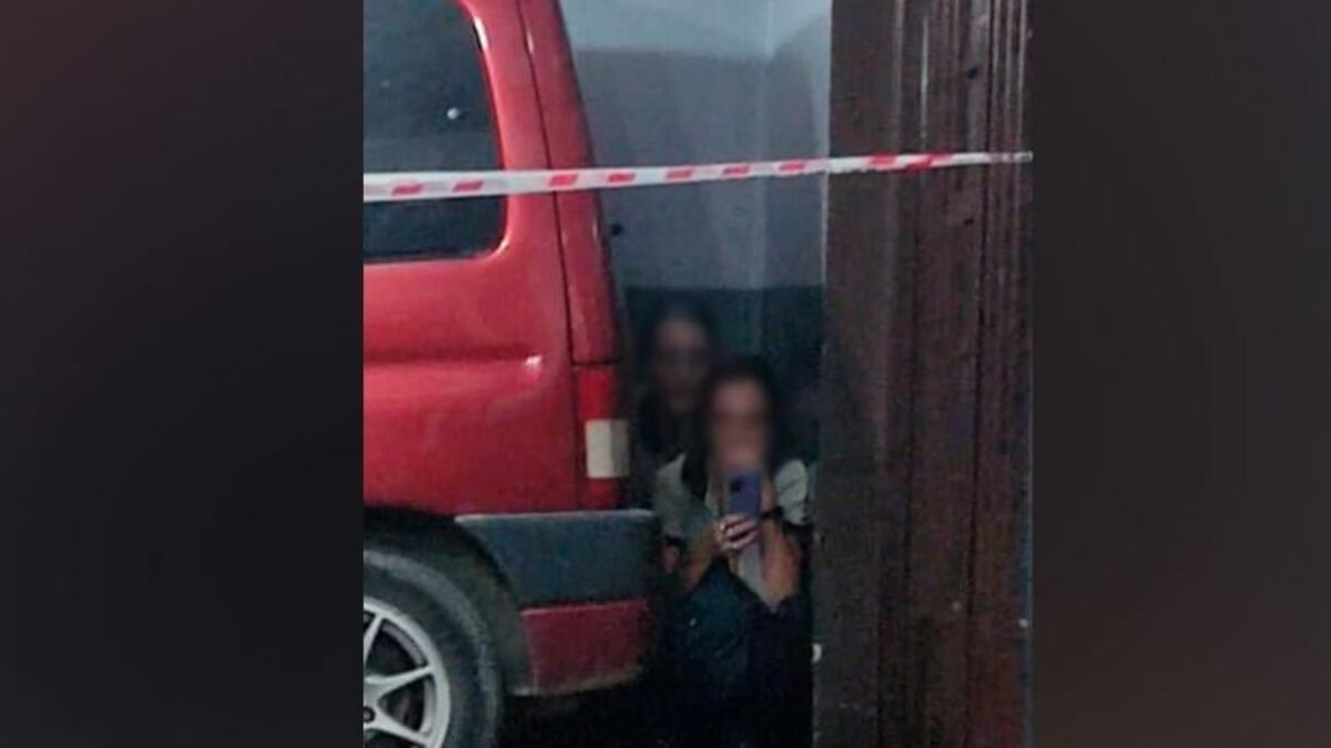 Bajo fuego. Cuatro mujeres y dos hombres de la Policía Judicial debieron guarecerse para cubrirse de una lluvia de balas. (Archivo)