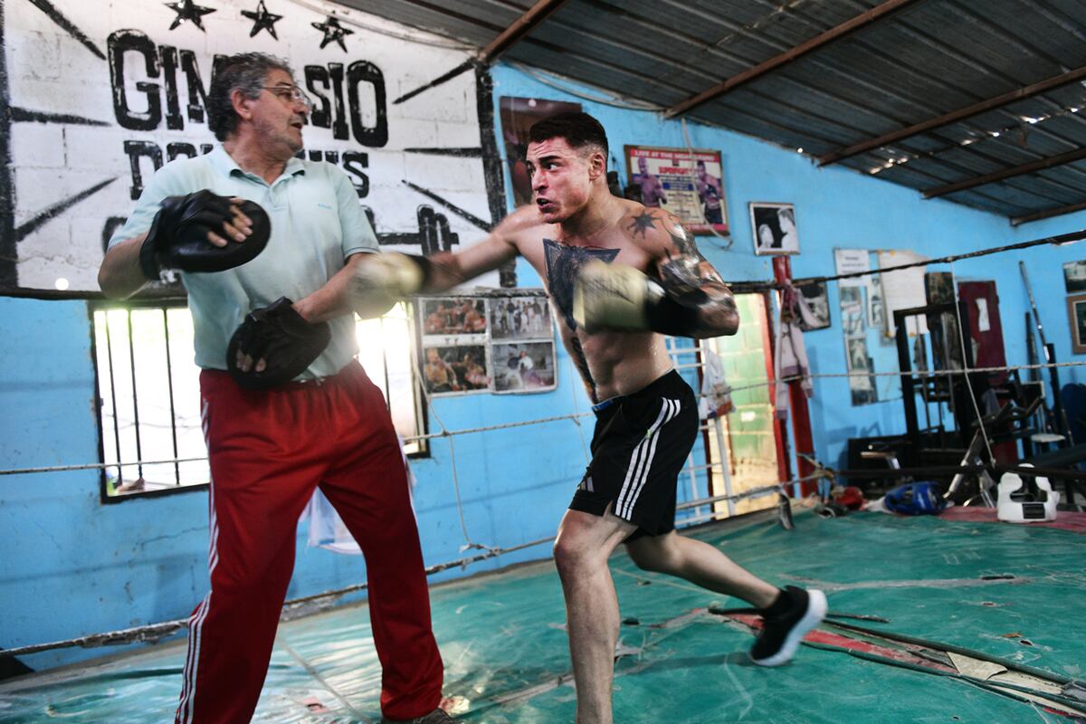 Agustín Sarfatti practica kick boxing en el gimnasio Don Luis de barrio San Lorenzo y es múltiple campeón. (Javier Ferreyra /La Voz)