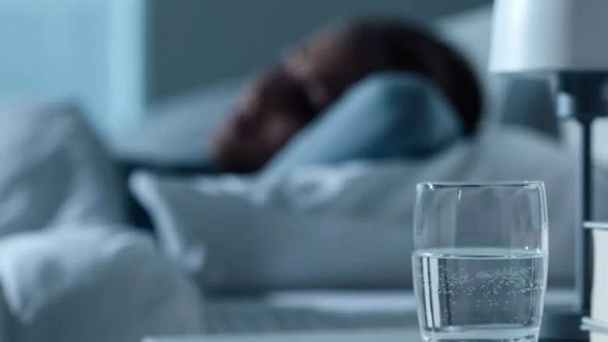 Por qué se recomienda poner un vaso con agua y sal debajo de la cama y qué beneficios tiene.