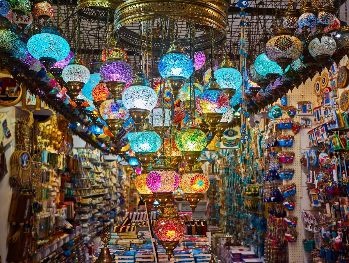 Una visita al Gran Bazar es un festín para los ojos: lámparas de colores, especias, cerámicas pintadas a mano, sedas y café.
