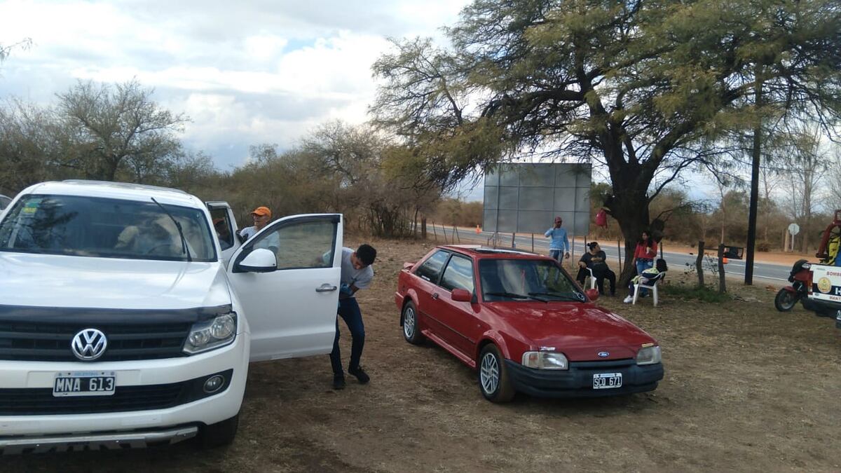 Bomberos de la localidad de Las Tapias hicieron este domingo un lavado solidario de autos. (Gentileza)