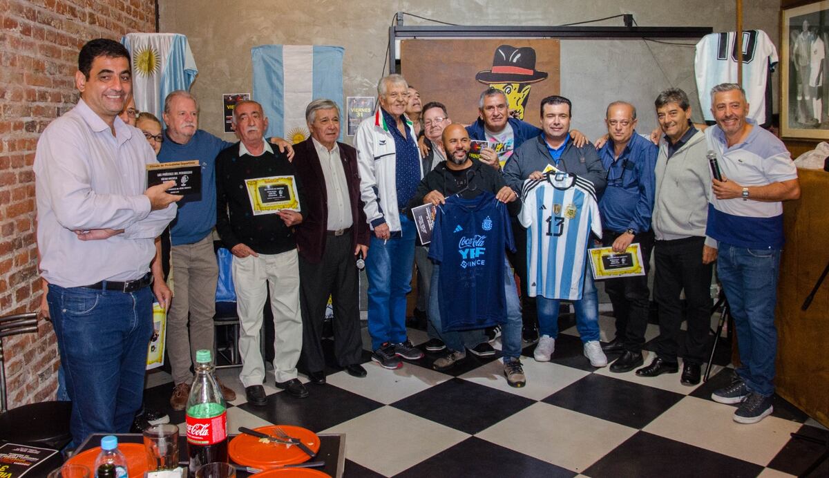 Reconocimiento a periodistas que cubrieron el Mundial Qatar 2022 y a periodistas históricos de Córdoba como Víctor Brizuela, Rubén Torri y Osvaldo Wehbe. También a la familia de "Cuti" Romero. Fue en la pizzería San Luis (Gentileza Pedro Ludicello de la Pizzería San Luis)
