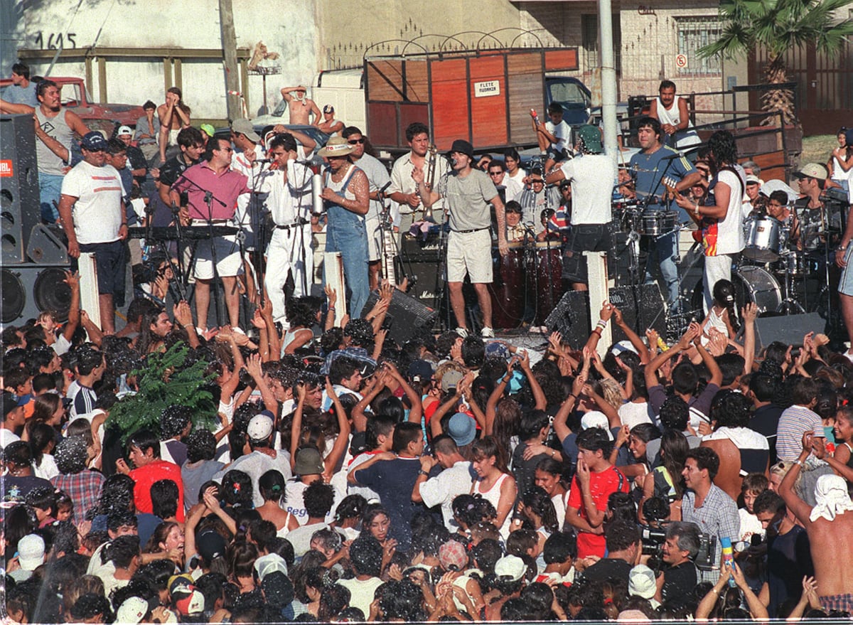 La Barra, en sus primeros años durante un show en las cercanías del CPC de Villa El Libertador. (La Voz/ Archivo)
