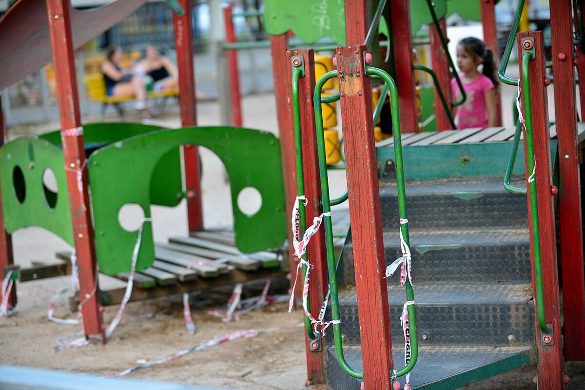 La Plaza de los niños, en el Parque de las Tejas, está abandonada y en reparación. La gente la utiliza, pese a las advertencias de los carteles. (Javier Ferreyra / La Voz)