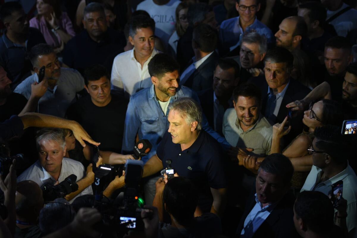 Folklore y política. Los gobernadores Martín Llaryora y Maximiliano Pullaro fueron anoche al festival de Cosquín. Antes, mantuvieron en Córdoba una reunión política. (La Voz)