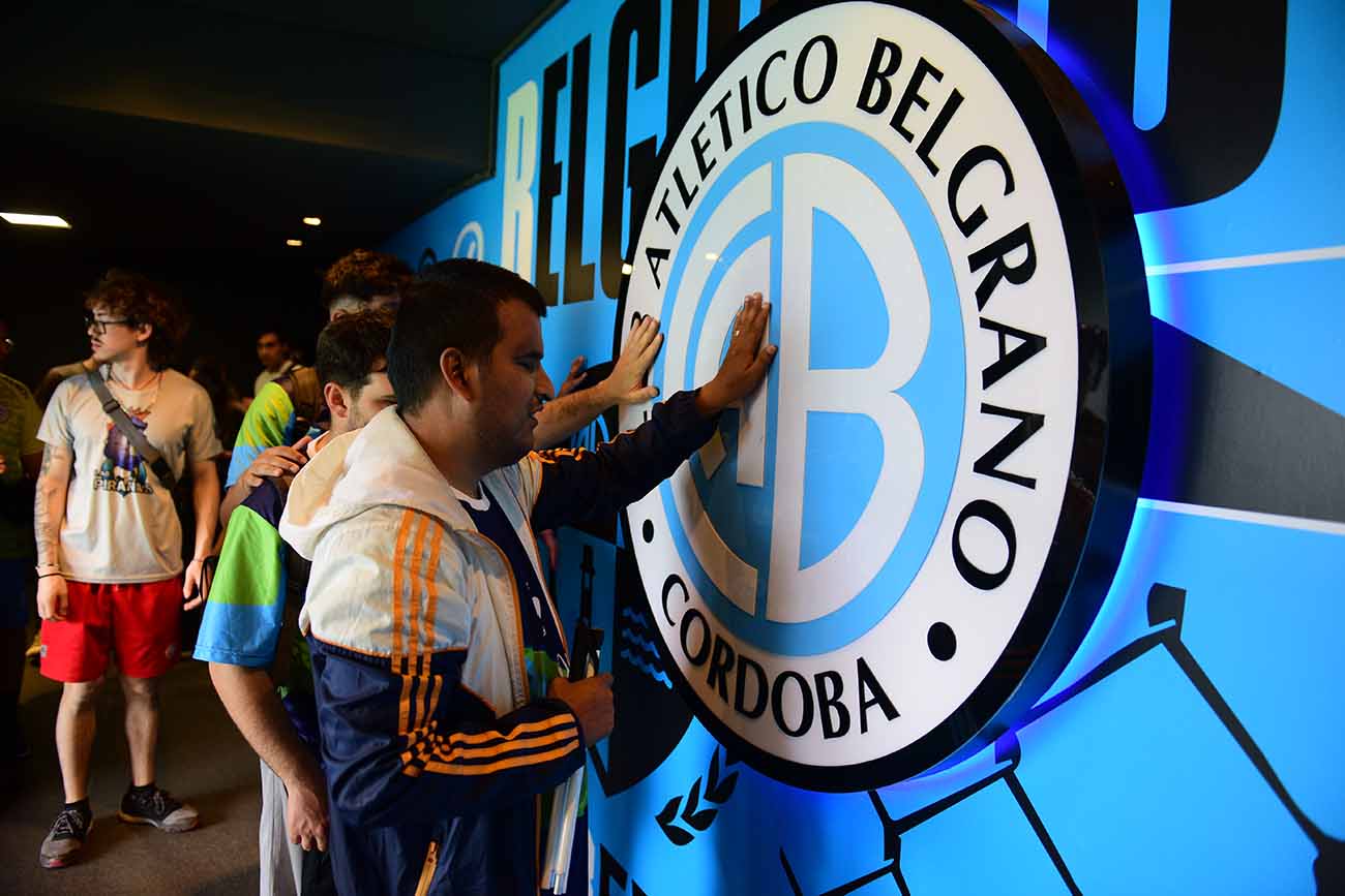 BELGRANO PIONERO. El plantel de fútbol de ciegos del club organizó un encuentro de camaradería para Pirañas, su adversario por la Copa Oro. (José Gabriel Hernández / La Voz)