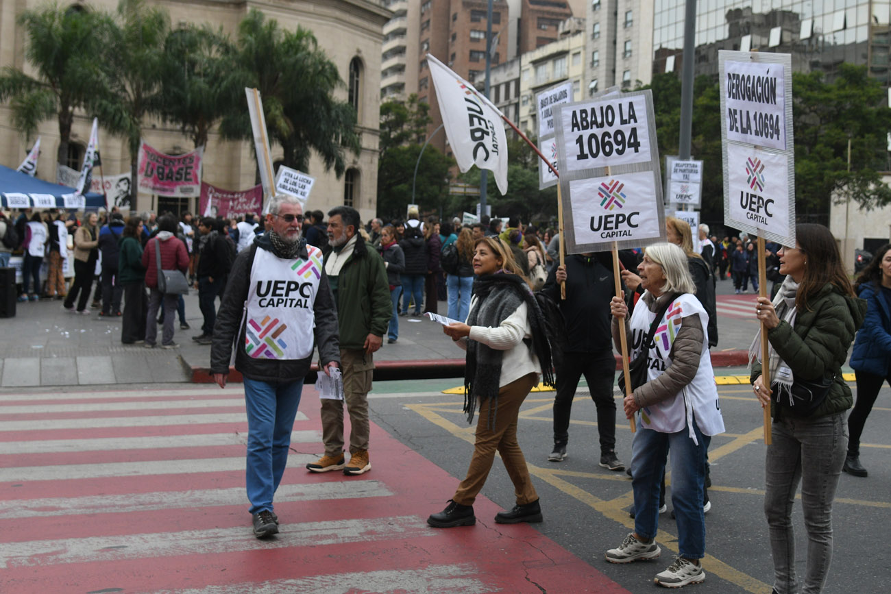 El gremio de los empleados municipales, Suoem, y el de docentes, UEPC, marcharon esta mañana hacia hacia el Patio Olmos. (Ramiro Pereyra / LA Voz)