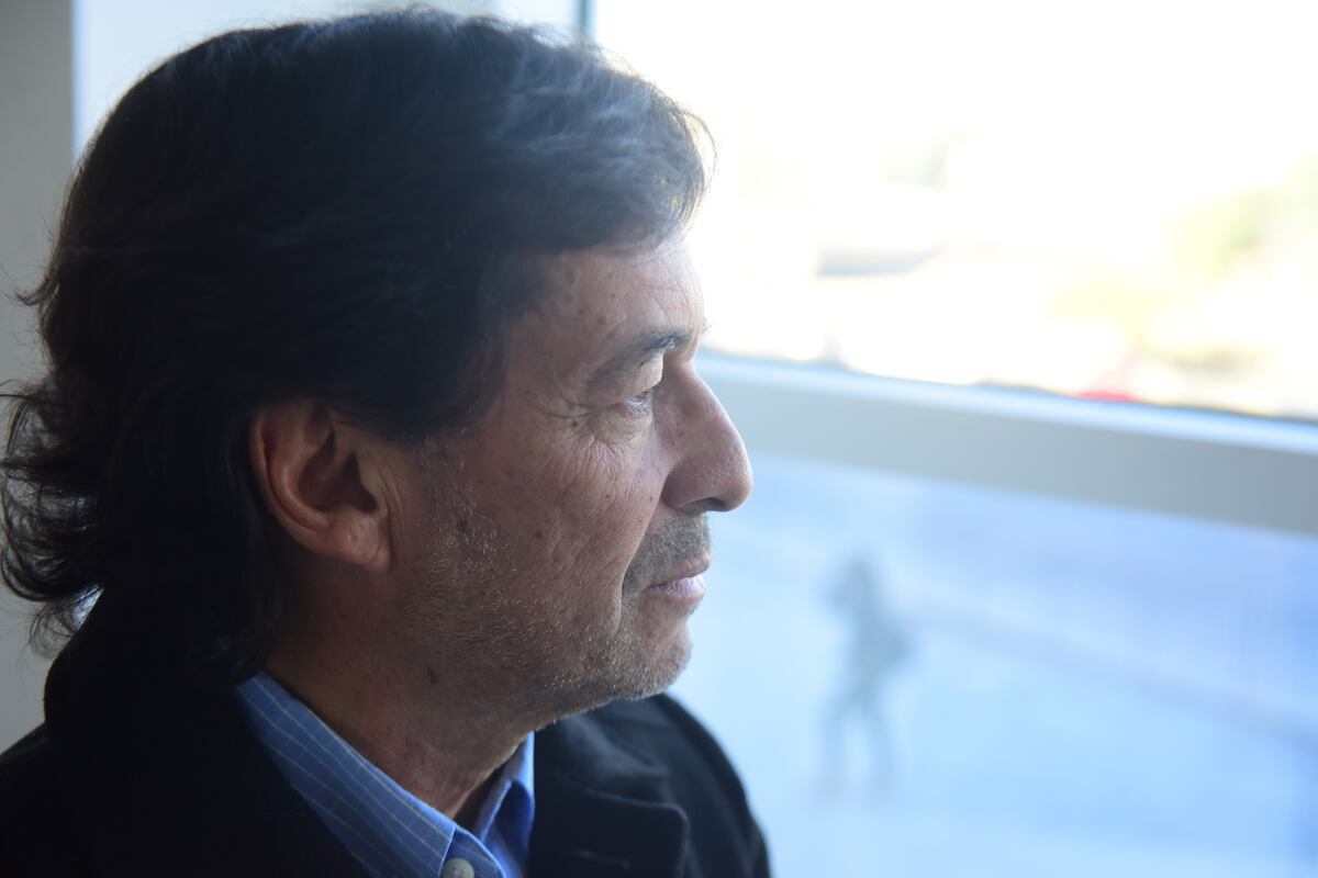 Sin consuelo. No hay día en que Marcelo no recuerde a Catalina. Su foto está presente en su oficina, en el Concejo Deliberante de Córdoba, donde trabaja. (La Voz/José Gabriel Hernández).