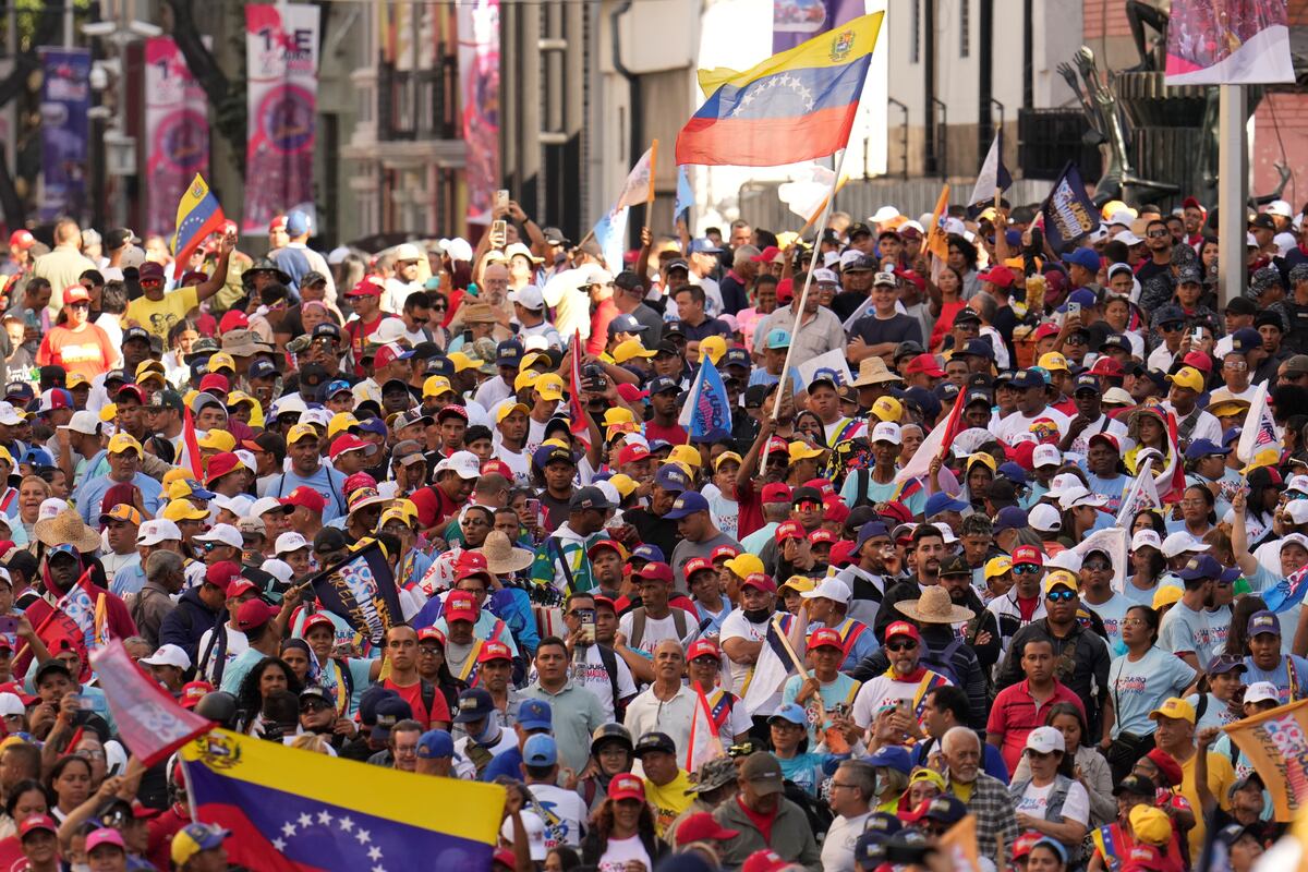Opositores del presidente venezolano Nicolás Maduro sostienen una pancarta en la Plaza de Mayo en Buenos Aires el 9 de enero de 2025, día antes de la jura de Maduro para su tercer mandato. (AP / Natacha Pisarenko)