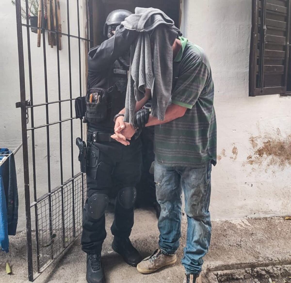 Una pareja mayor de edad fue detenida por venta de cocaína a causa de un allanamiento.